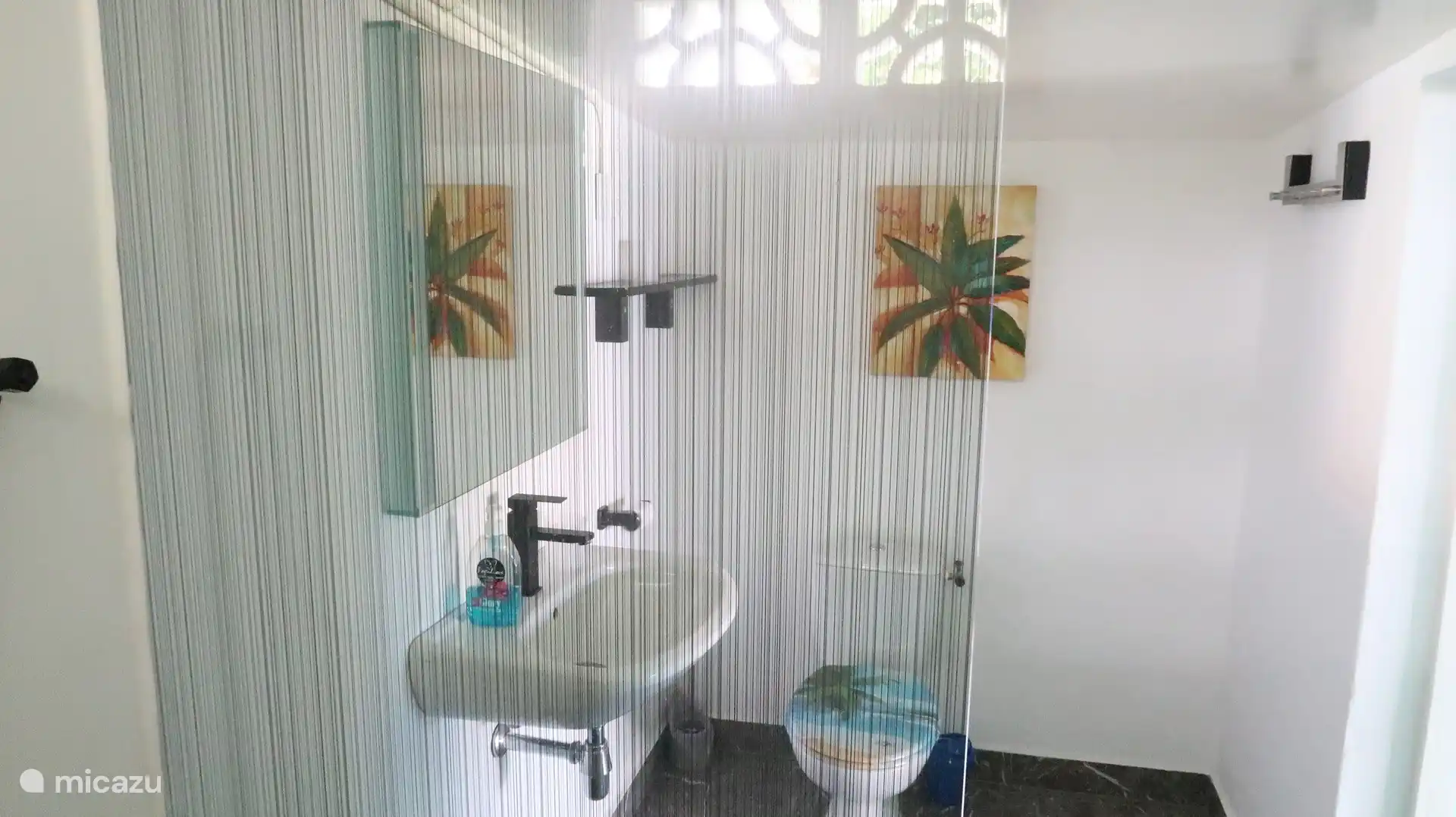 Badezimmer mit Dusche, Waschbecken und Toilette