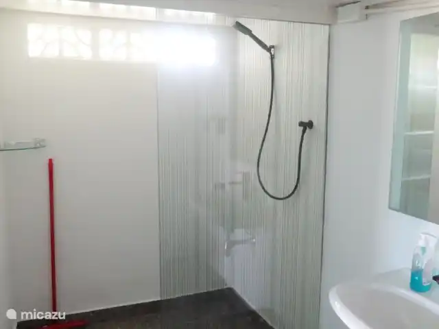 studio en Curazao, Curazao Centro, Santa Rosa-Scherpenheuvel – Estudio Rosa - apartamentos Aquila ducha