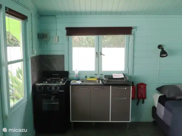 studio en Curazao, Curazao Centro, Santa Rosa-Scherpenheuvel – Estudio Rosa - apartamentos Aquila Cocina con mesa de comedor, frigorífico, hervidor, estufa y horno. barbacoa