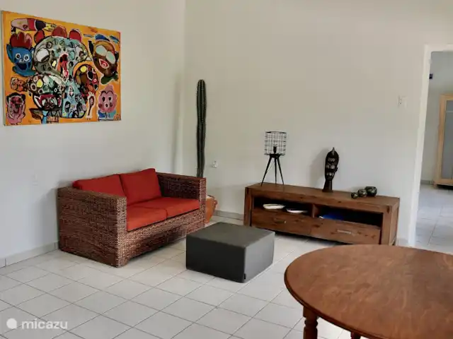Apartamento Domenica - Aquila en Curazao, Curazao Centro, Santa Rosa-Scherpenheuvel - apartamento Amplio salón con sofá cama y vista a la terraza privada.