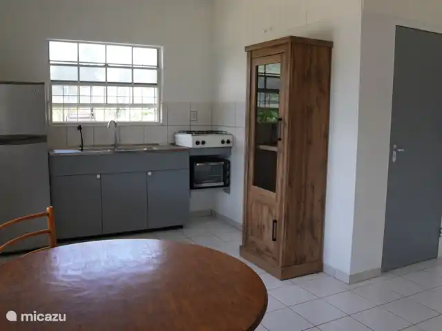 Apartamento Domenica - Aquila en Curazao, Curazao Centro, Santa Rosa-Scherpenheuvel - apartamento Cocina con frigorífico, congelador, cocina a gas, horno, hervidor, aire acondicionado, ventilador y nevera portátil.