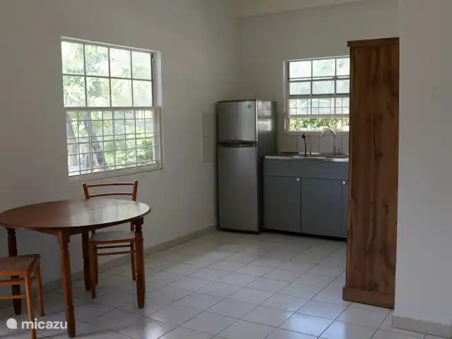 Apartamento Domenica - Aquila en Curazao, Curazao Centro, Santa Rosa-Scherpenheuvel - apartamento Cocina con frigorífico, congelador, cocina a gas, horno, hervidor, aire acondicionado, ventilador y nevera portátil.