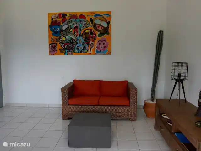 Apartamento Domenica - Aquila en Curazao, Curazao Centro, Santa Rosa-Scherpenheuvel - apartamento Amplio salón con sofá cama y vista a la terraza privada.