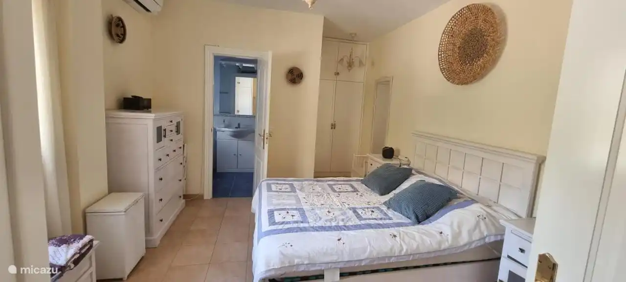 Schlafzimmer 1 mit eigenem Bad/WC