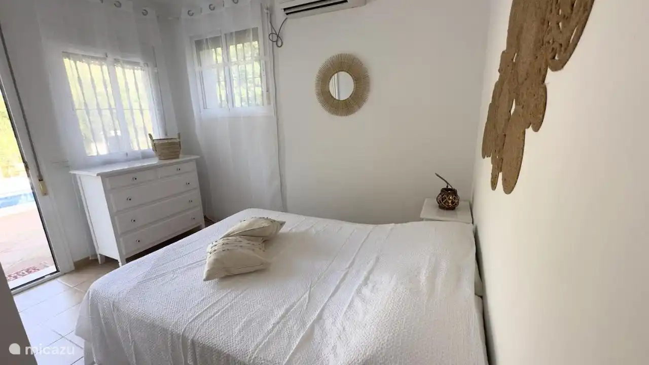 Schlafzimmer 3 mit eigenem Bad/WC. (Direkter Zugang zur Terrasse/Schwimmbad