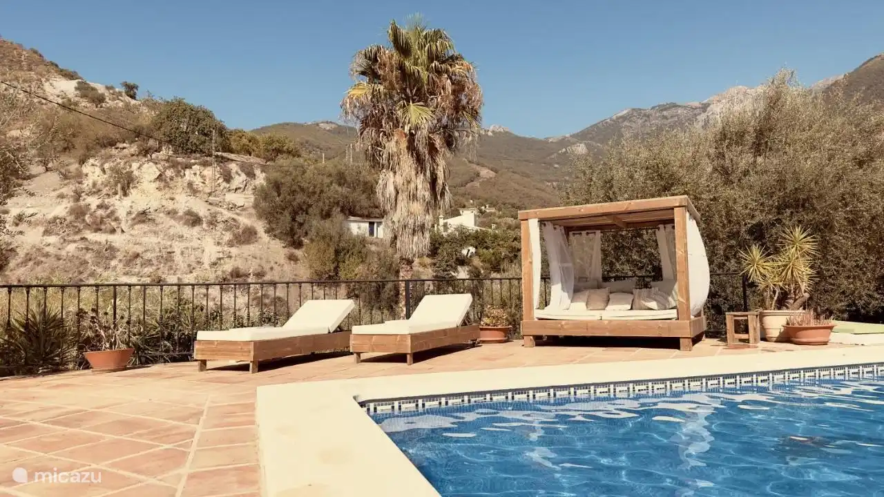Schwimmbadterrasse (Sonnenliege und Liegebetten) mit Bergblick
