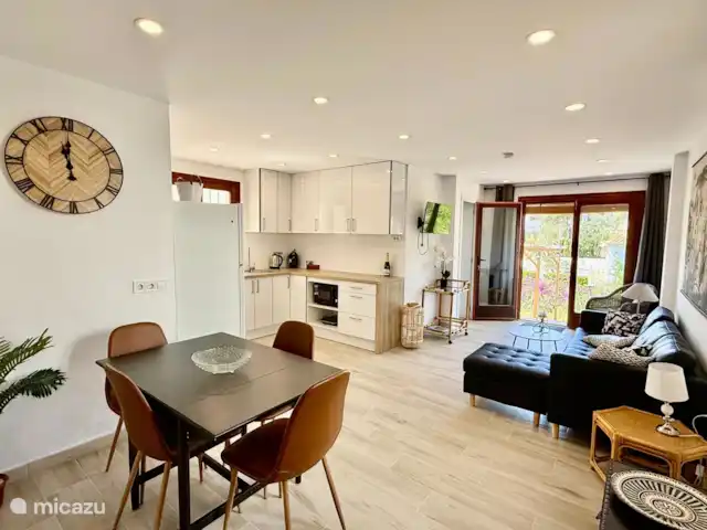 El Portet Vrijstaand Villa huren in Spanje, Costa Blanca, Moraira - vakantiehuis Woonkamer beneden met openslaande deuren naar terras en tuin.