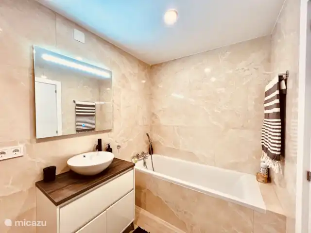 El Portet Vrijstaand Villa huren in Spanje, Costa Blanca, Moraira - vakantiehuis Badkamer met bad en inloopdouche met handdoeken en badlakens.