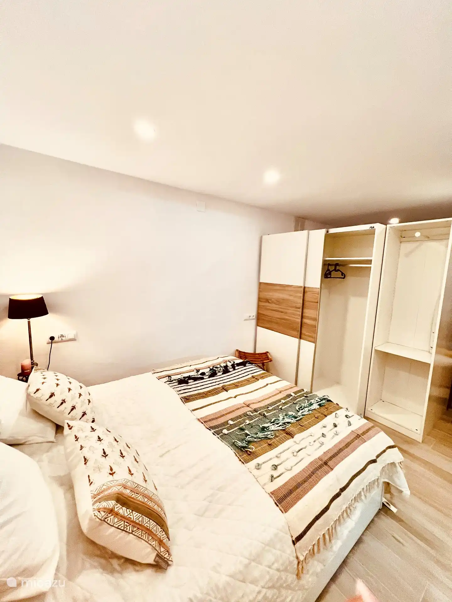 Ruime Kledingkast en opbergkast met hangers.