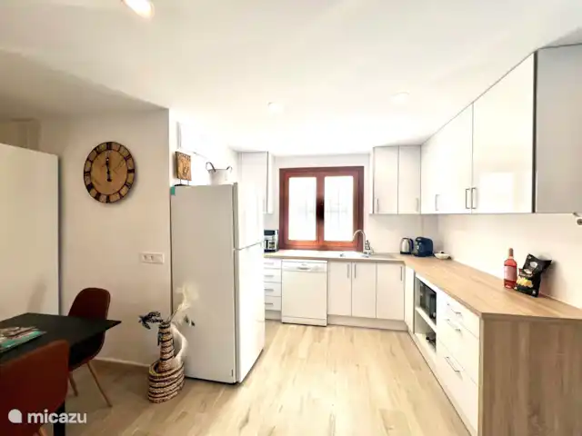 El Portet Vrijstaand Villa huren in Spanje, Costa Blanca, Moraira - vakantiehuis Nieuwe moderne keuken met vaatwasser, magnetron, airfryer, waterkoker, koffie apparaat met cupjes.