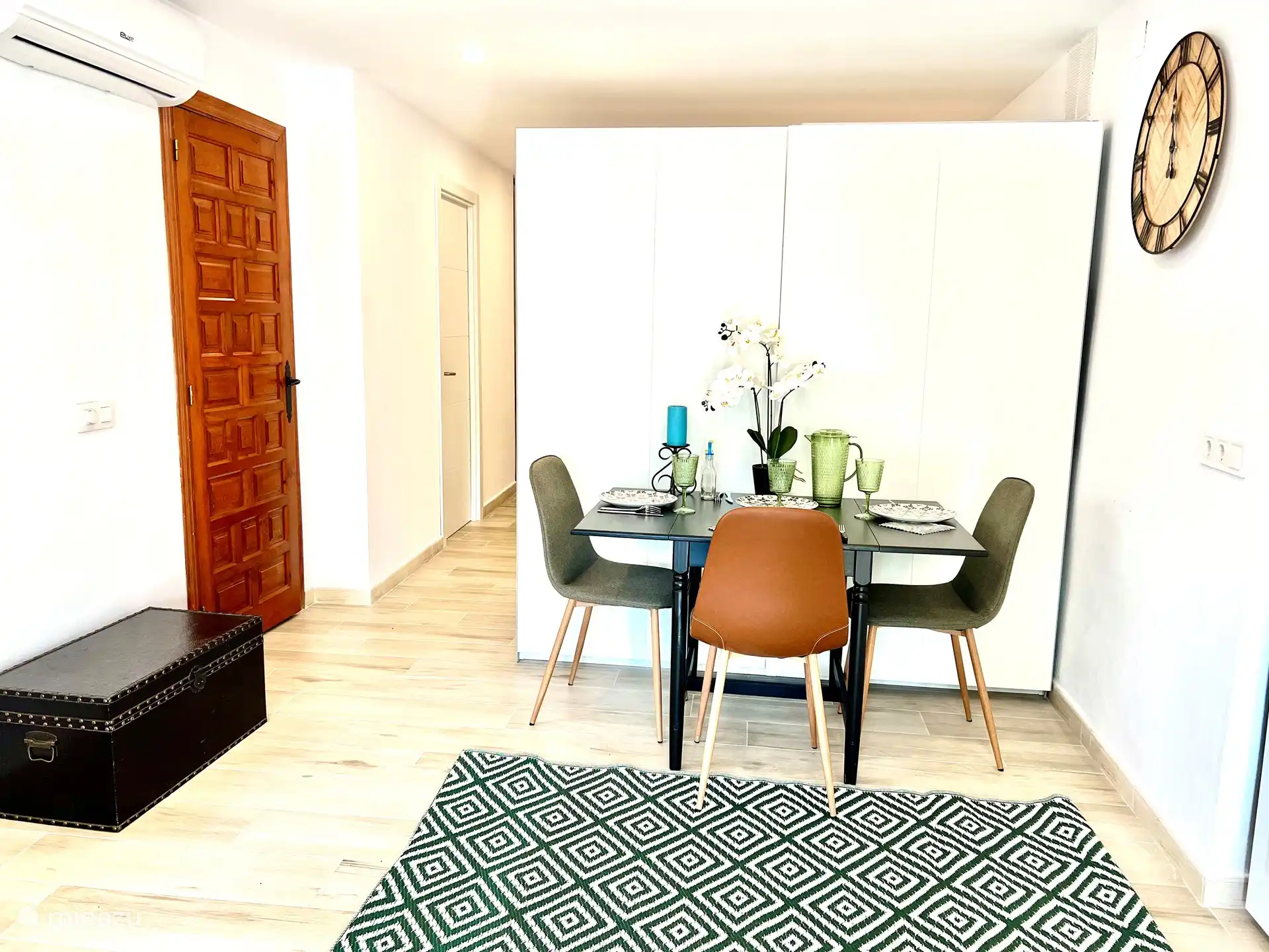 Eetgedeelte binnen en er is er ook een buiten op het terras.