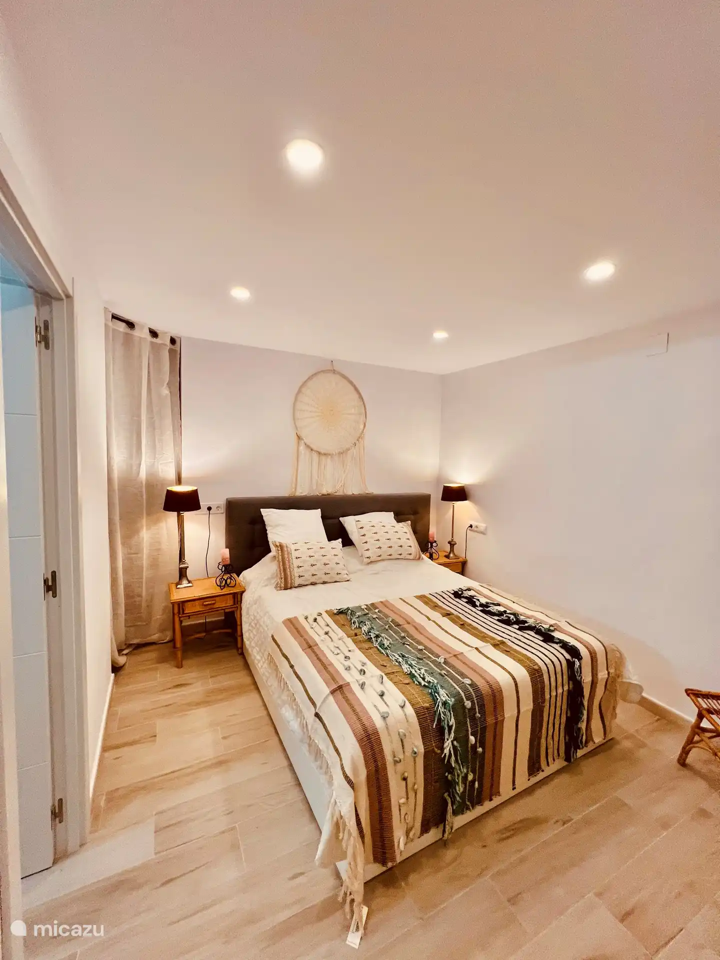 Nieuw 2 persoons bed met nieuw opgemaakt beddengoed en een grote kledingkast en een nieuwe badkamer ensuite met inloopdouche en modern wastafelmeubel met een groot bad, en handdoeken.