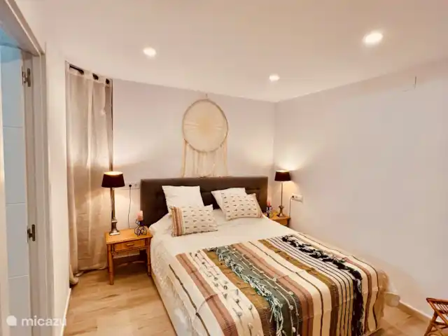 El Portet Vrijstaand Villa huren in Spanje, Costa Blanca, Moraira - vakantiehuis Nieuw 2 persoons bed met nieuw opgemaakt beddengoed en een grote kledingkast en een nieuwe badkamer ensuite met inloopdouche en modern wastafelmeubel met een groot bad, en handdoeken.