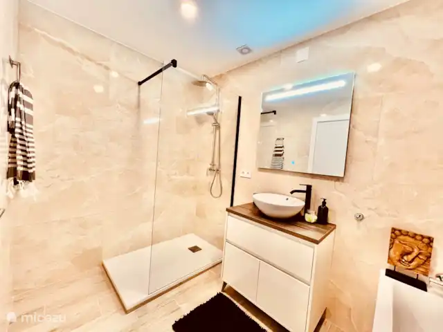 El Portet Vrijstaand Villa huren in Spanje, Costa Blanca, Moraira - vakantiehuis Moderne badkamer met inloopdouche en hoog bad.