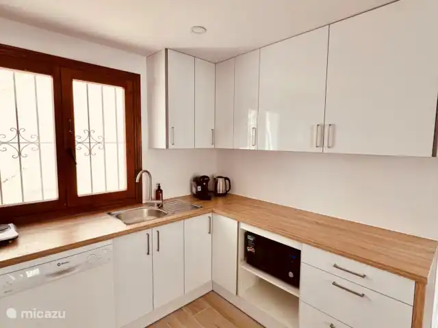 El Portet Vrijstaand Villa huren in Spanje, Costa Blanca, Moraira - vakantiehuis Moderne nieuwe keuken met vaatwasser,  kookplaat, koelkast met vries gedeelte, airfryer, magnetron, oven, koffiezet apparaat met cupjes, waterkoker.