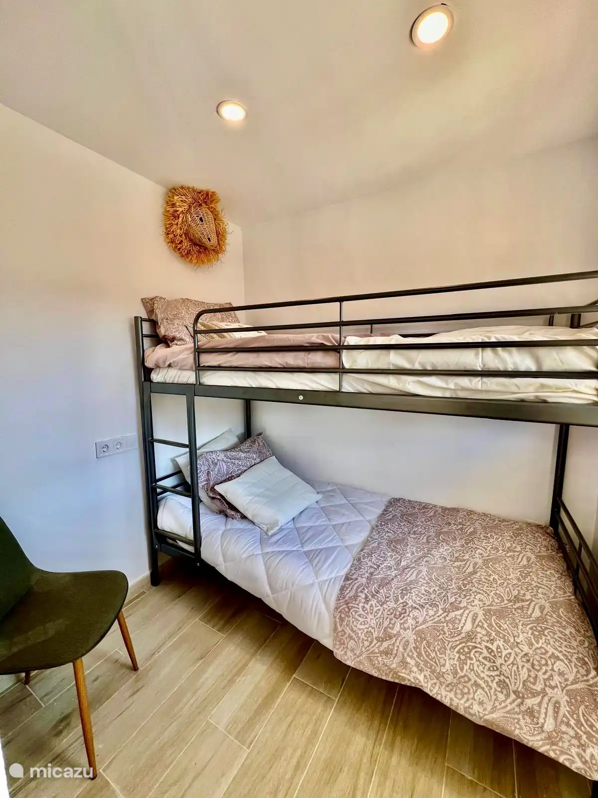 Stapelbed in appartement beneden.