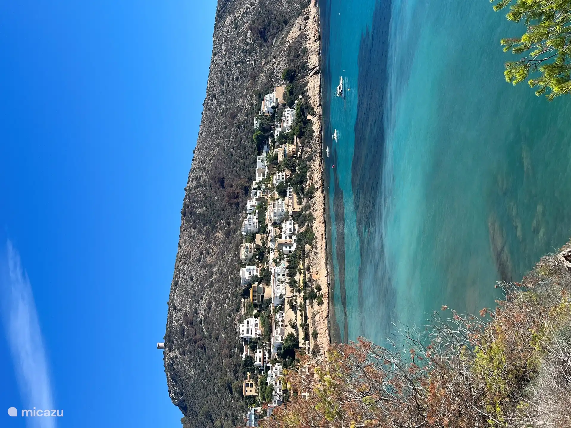 Zij aanzicht El Portet baai.