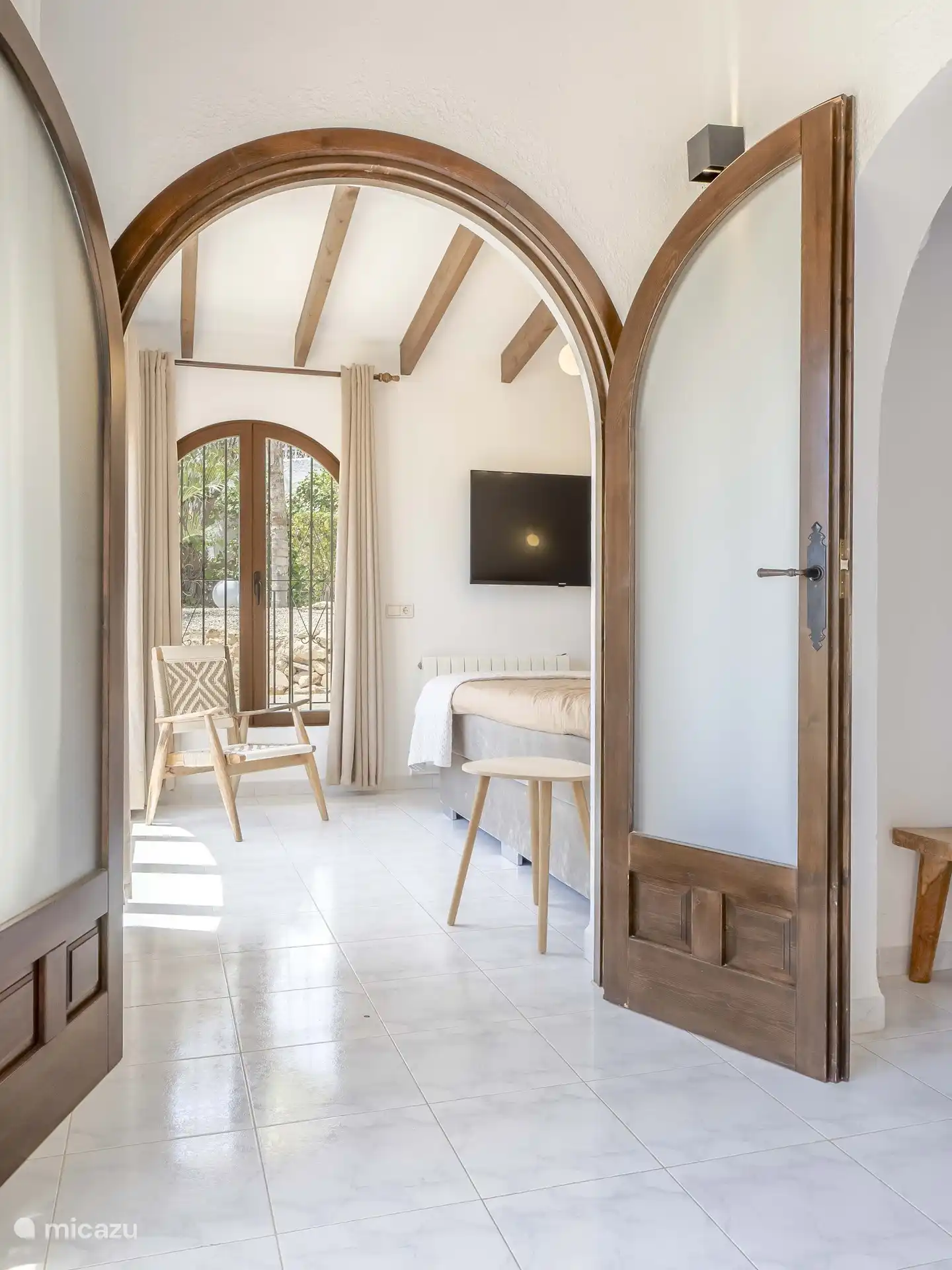 Mit Doppeltüren Eingang zum Master 