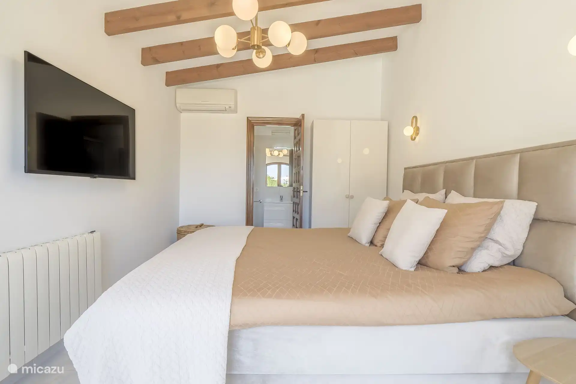 Hauptschlafzimmer mit eigenem Bad mit Klimaanlage und Smart-TV 