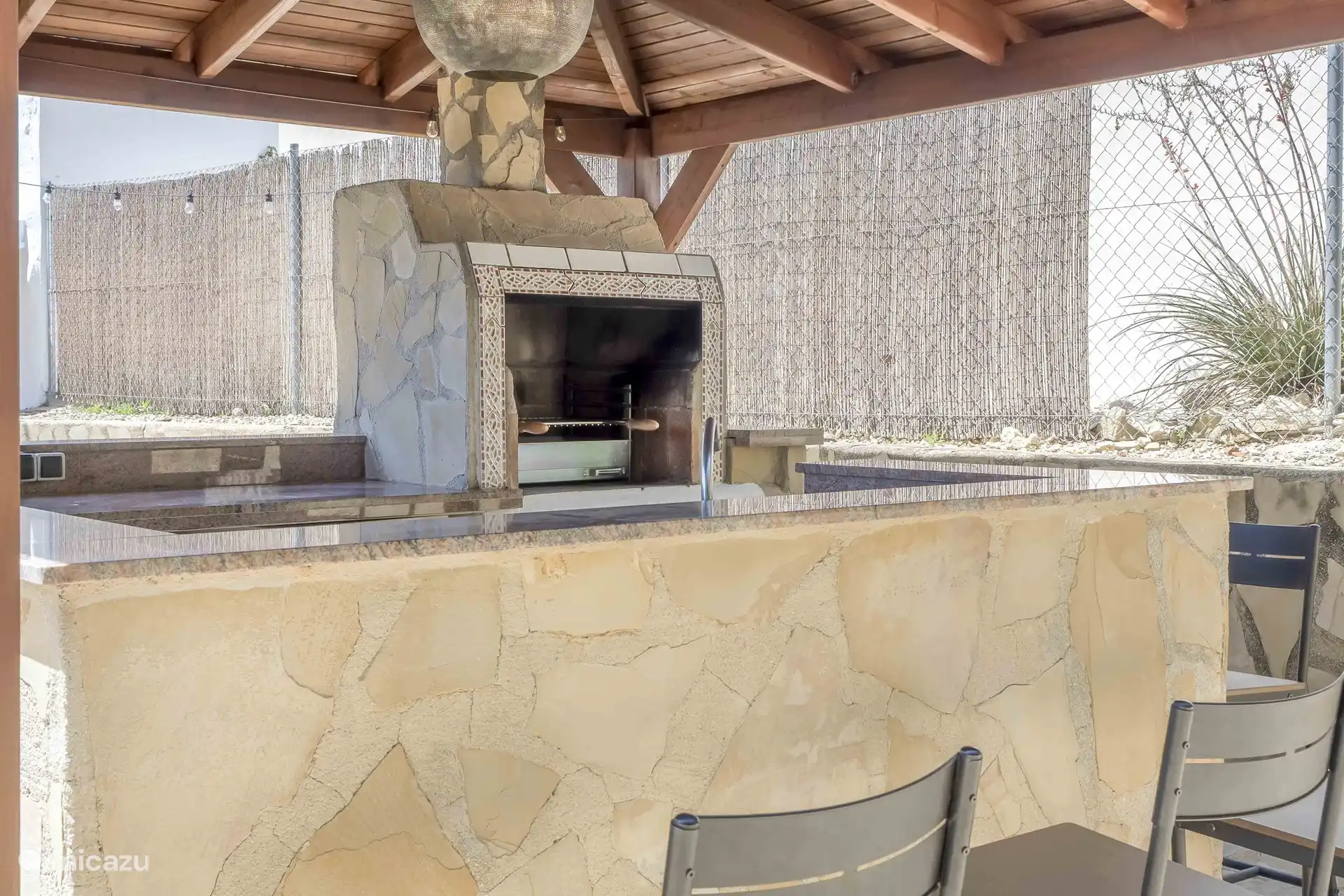 Bar im Freien mit Grill 