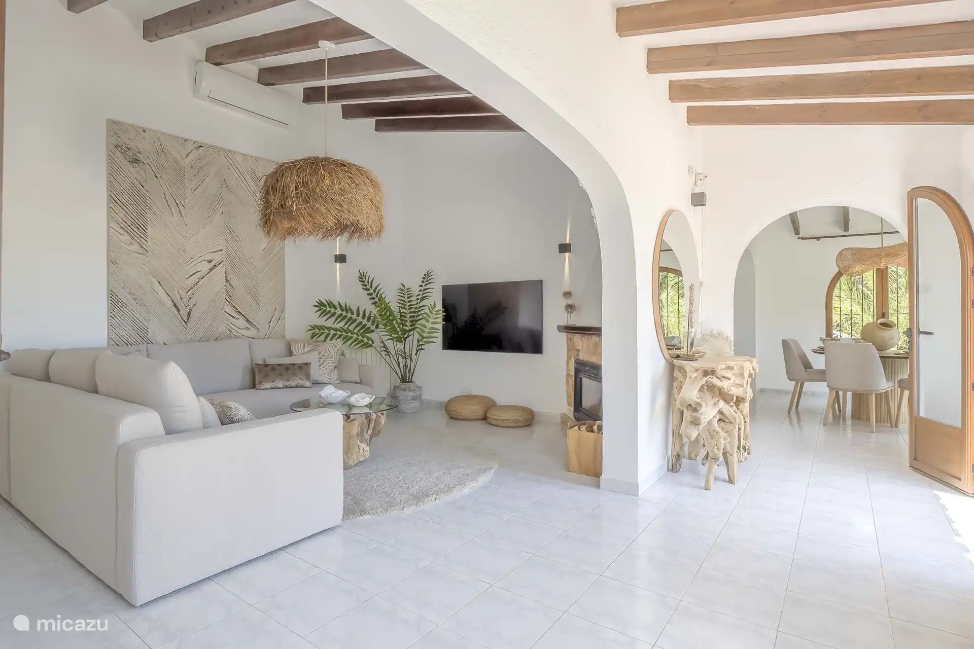 Wohnzimmer mit Klimaanlage, Smart-TV und neuen Möbeln