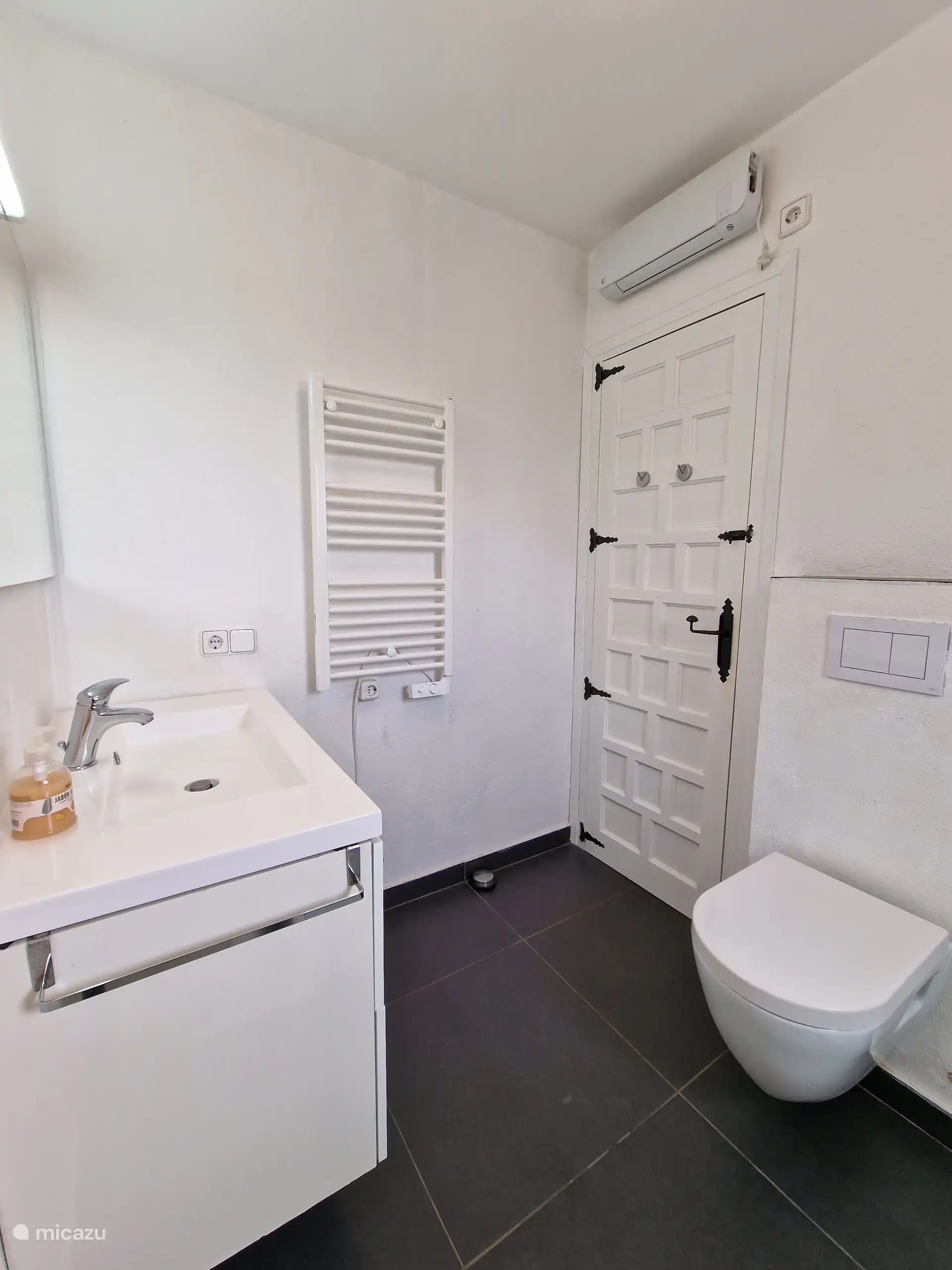 1. Bathroom en suite