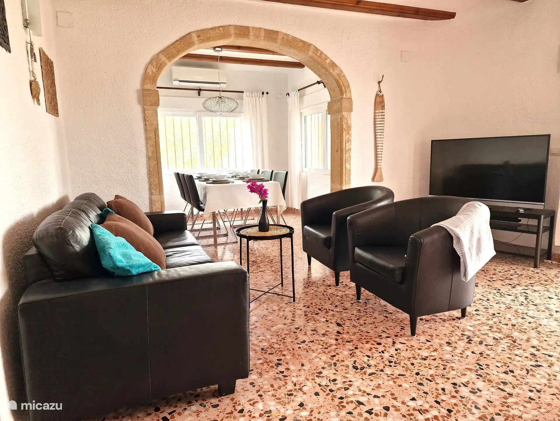 Wohnzimmer mit Blick in das Esszimmer