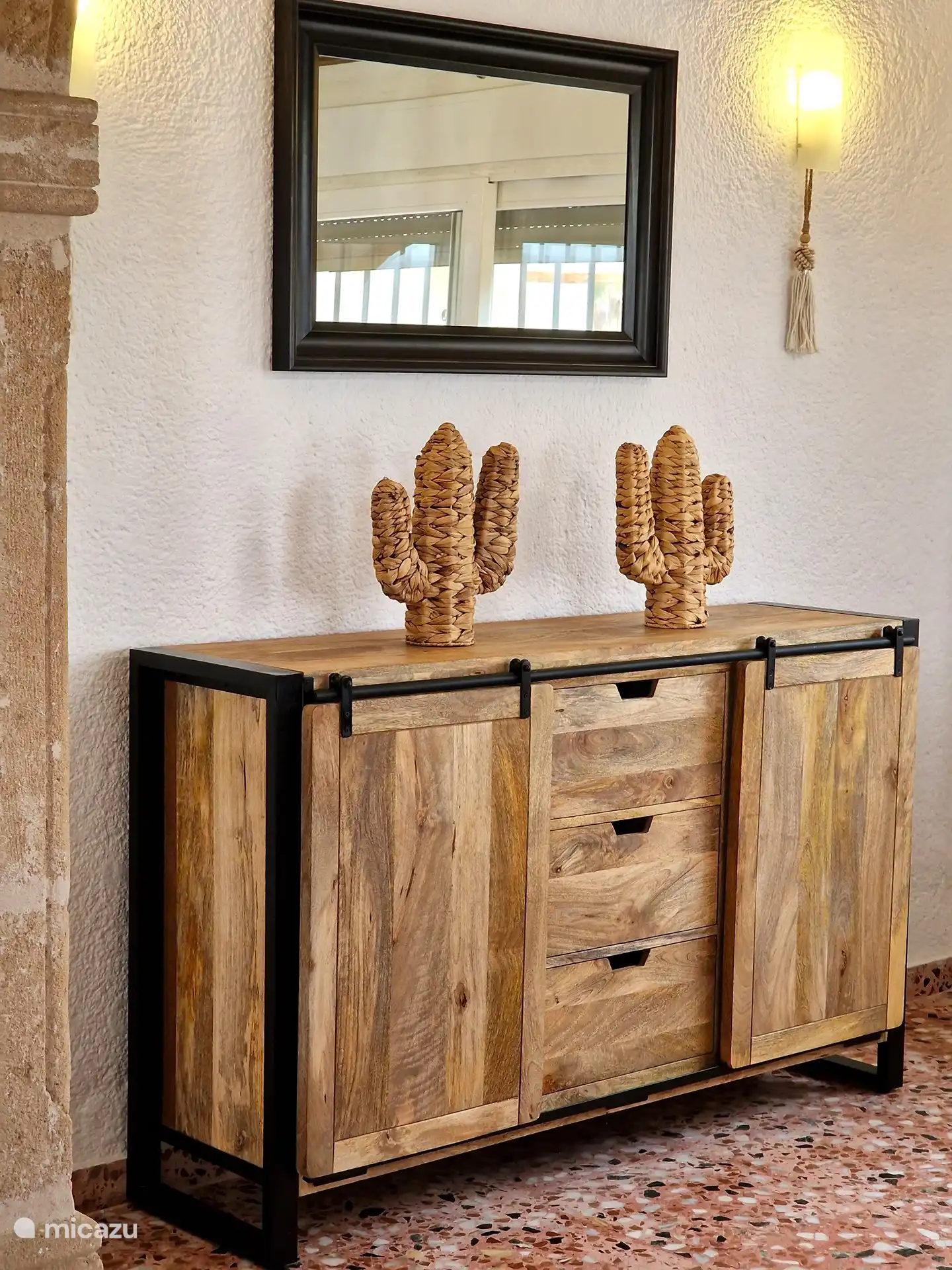 Esszimmer mit handgefertigten Massivholzmöbel