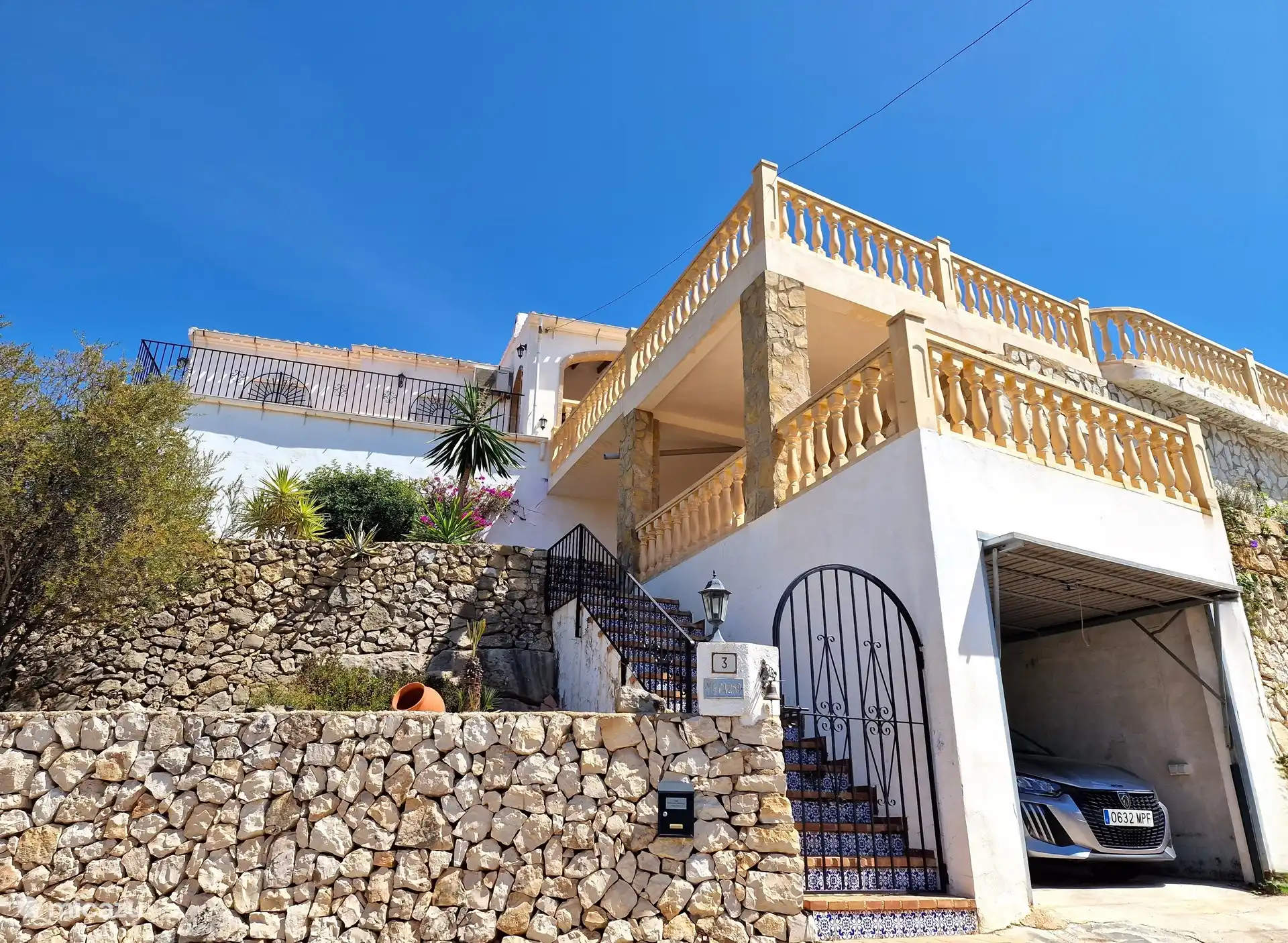 Straßenebene mit Garage