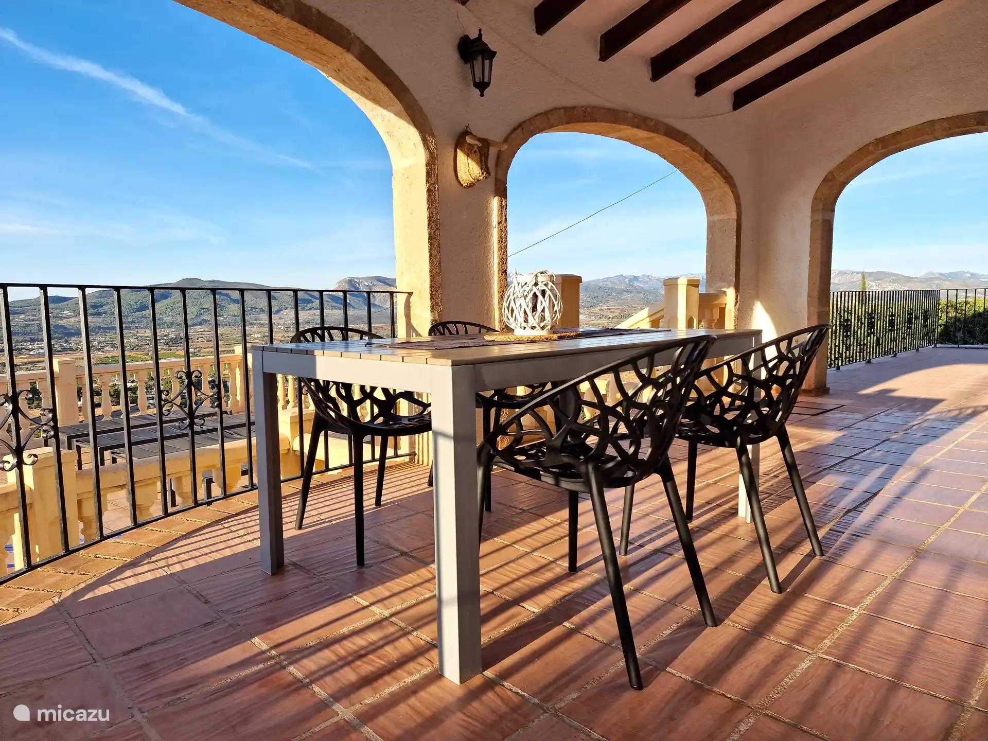 überdachte Terrasse (Naya) mit Mobiliar