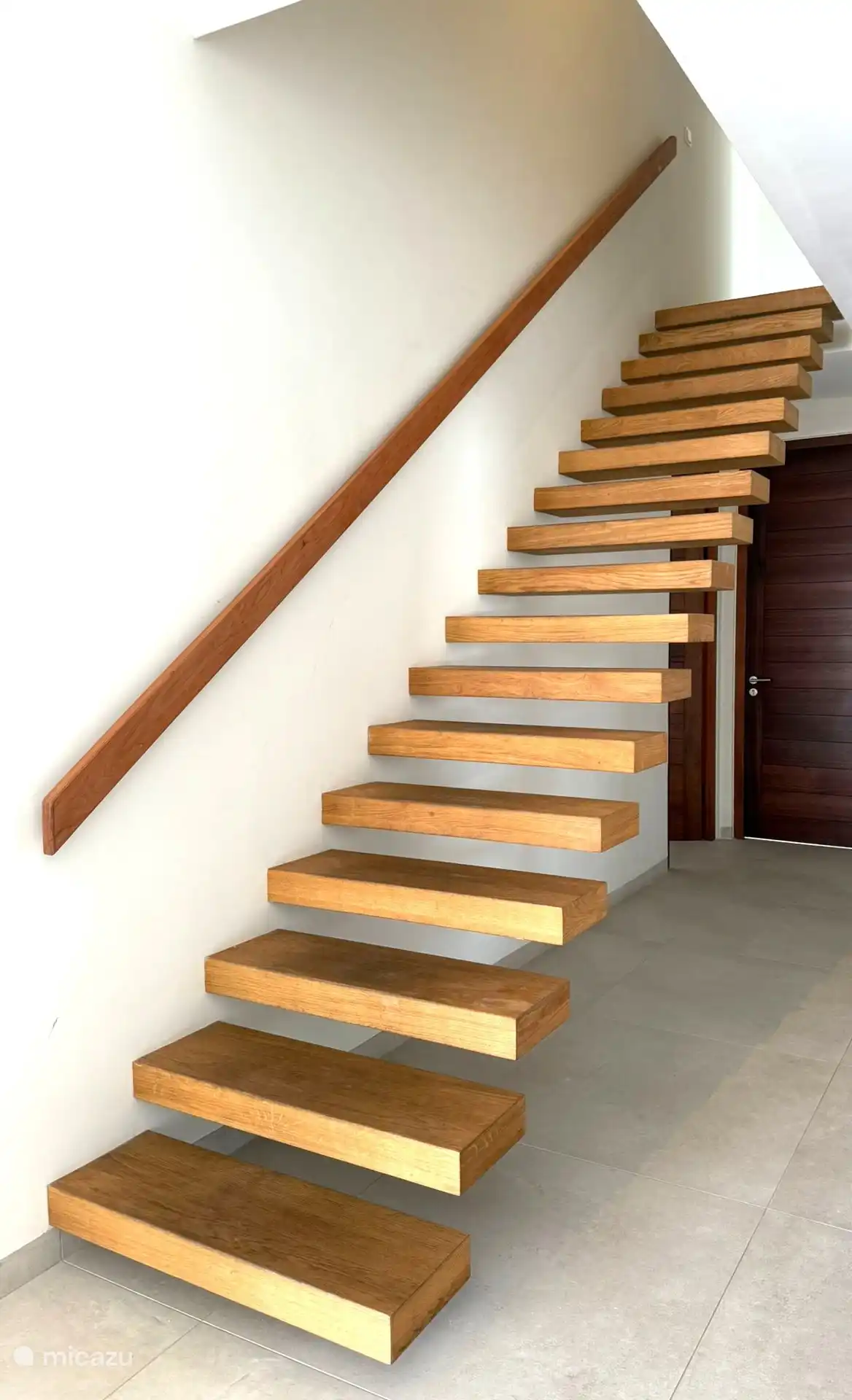 Escaleras al primer piso