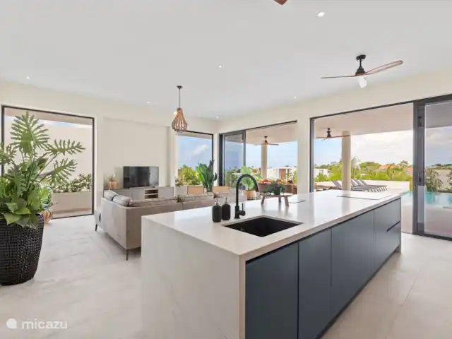 NOUVELLE Villa à Vista Royal 2-16 p. | Curaçao, Banda Ariba (est), Vista Royal - villa Salon très spacieux avec cuisine spacieuse
