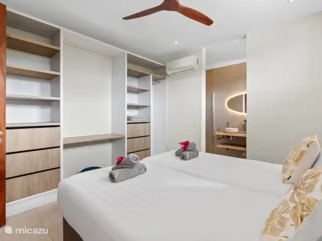 NOUVELLE Villa à Vista Royal 2-16 p. | Curaçao, Banda Ariba (est), Vista Royal - villa Grand espace de rangement et salle de bain attenante