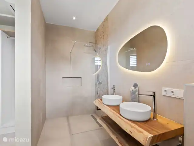 NOUVELLE Villa à Vista Royal 2-16 p. | Curaçao, Banda Ariba (est), Vista Royal - villa Salles de bains spacieuses avec douche et WC