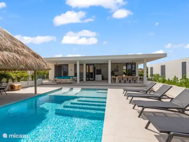 NOUVELLE Villa à Vista Royal 2-16 p. | Curaçao, Banda Ariba (est), Vista Royal - villa Chaises longues au bord de la piscine