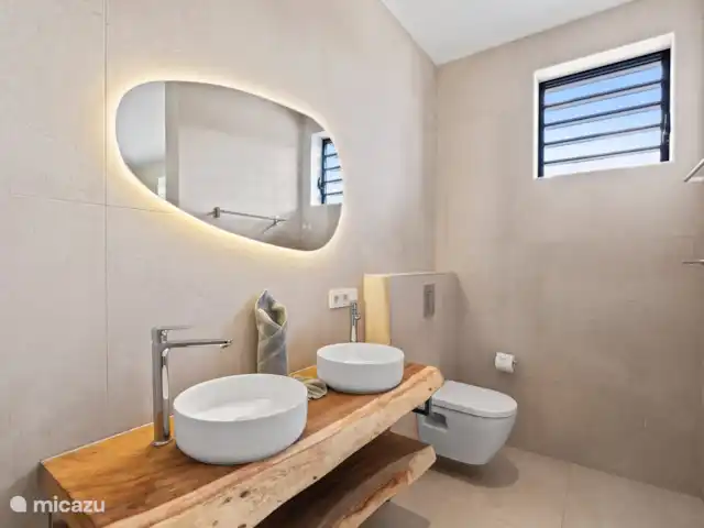 NOUVELLE Villa à Vista Royal 2-16 p. | Curaçao, Banda Ariba (est), Vista Royal - villa Toutes les salles de bains sont spacieuses avec douche, toilettes et double vasque