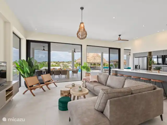 NOUVELLE Villa à Vista Royal 2-16 p. | Curaçao, Banda Ariba (est), Vista Royal - villa Salon moderne avec télévision et cuisine de luxe