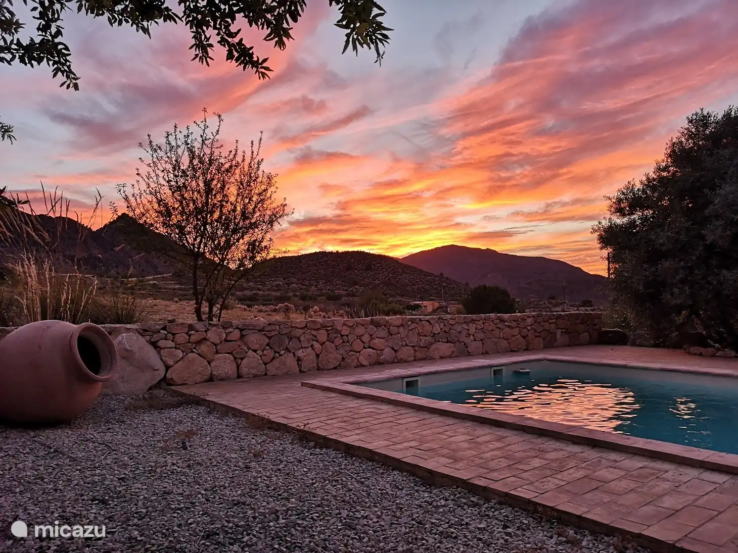 Ambiente nocturno junto a la piscina.