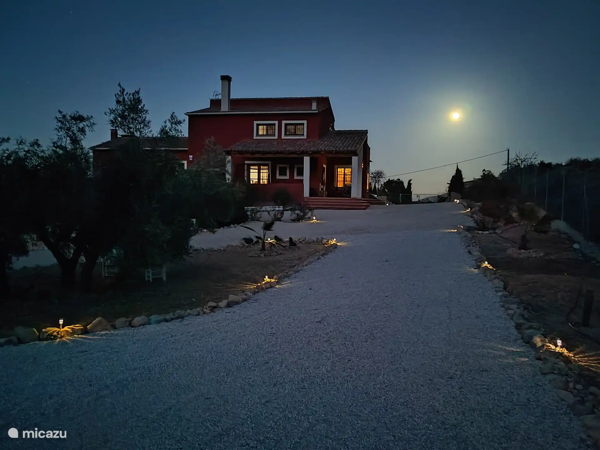 Casa iluminada por la noche