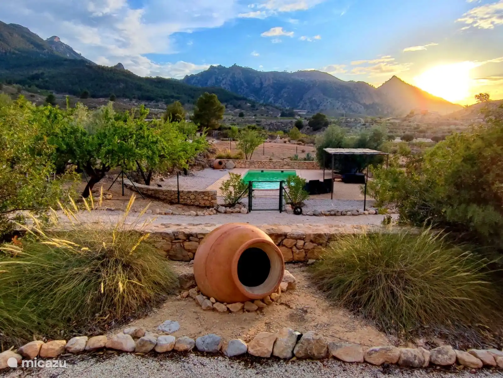 Vista a la piscina desde la terraza de la casa.