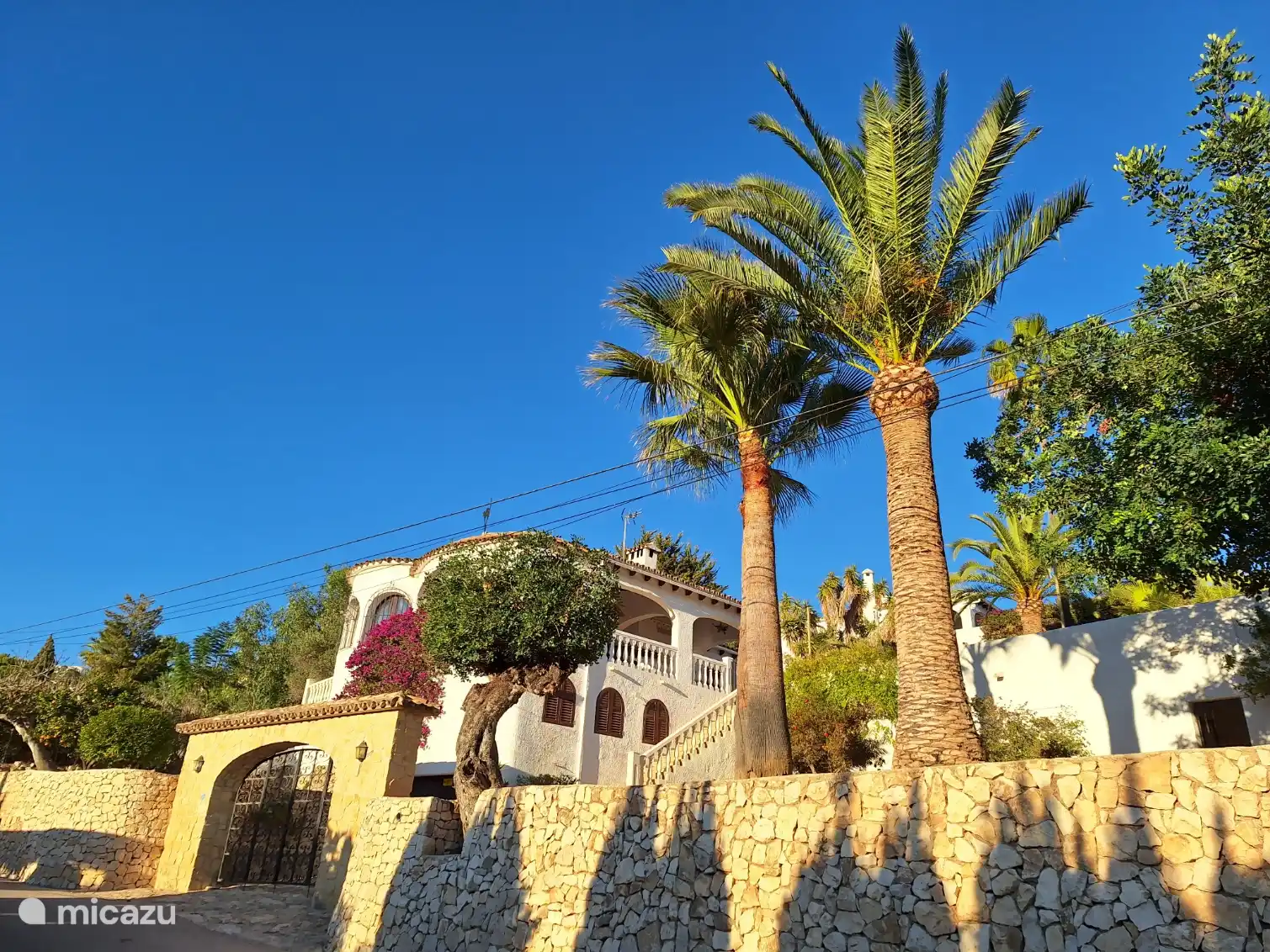 Blick von der ruhigen Straße