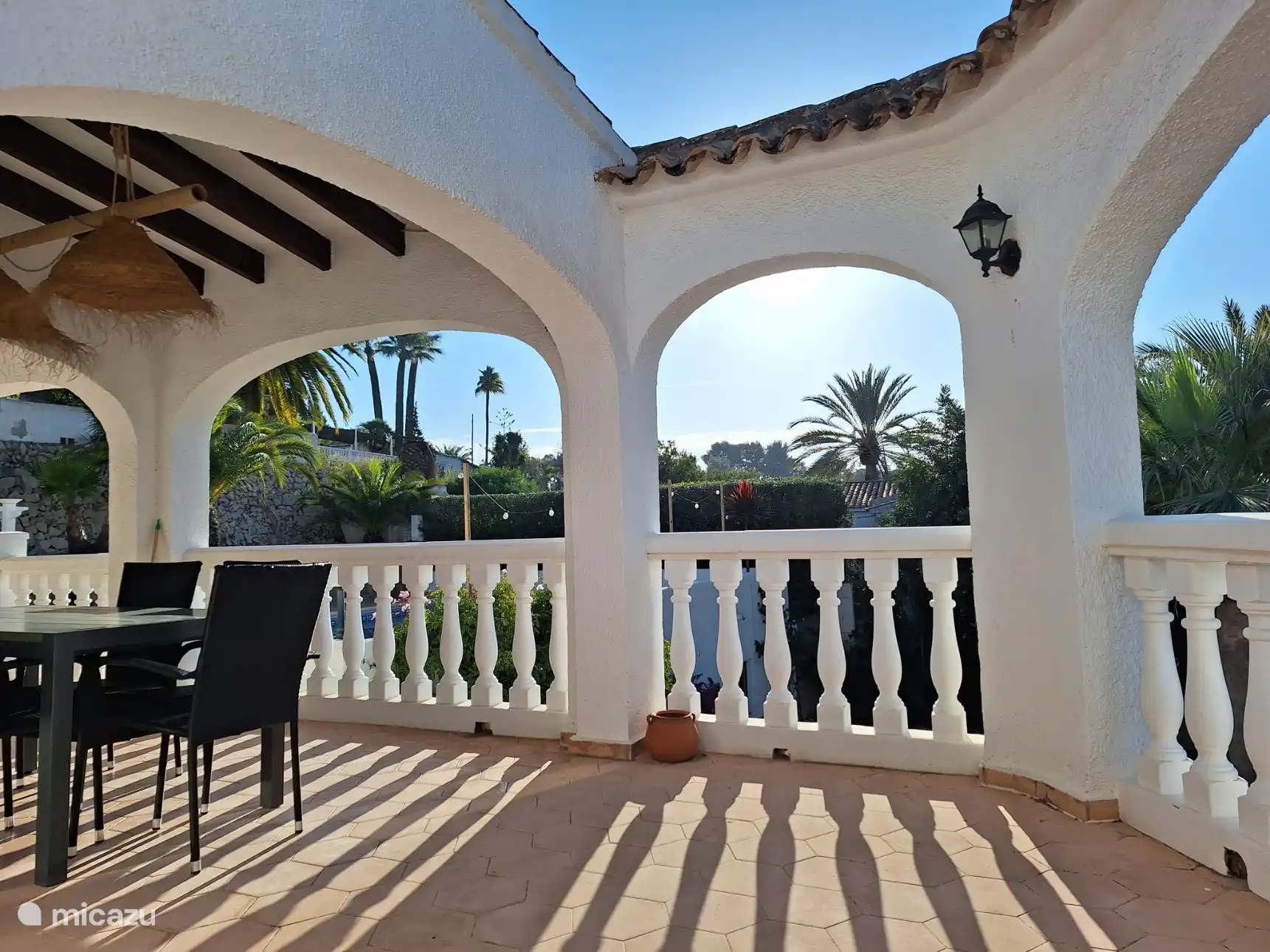 Tasse Kaffee in der Morgensonne im Winter