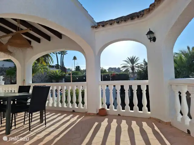 Villa avec piscine près de la mer et du golf | Espagne, Costa Blanca, Benissa - villa Tasse de café au soleil du matin en hiver
