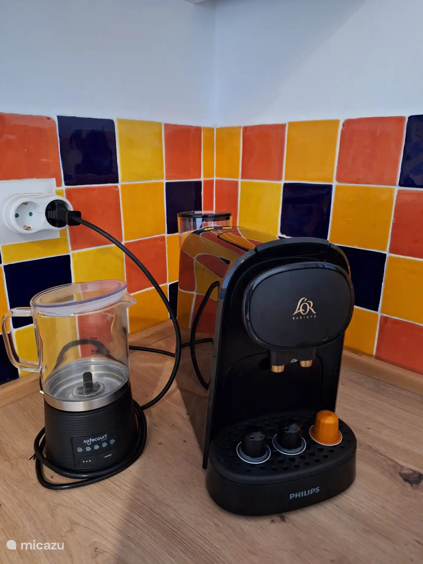 Bereiten Sie köstlichen Cappuccino mit einer Milchschaummaschine und dem L'Or Philips Kaffeetassen-Gerät zu