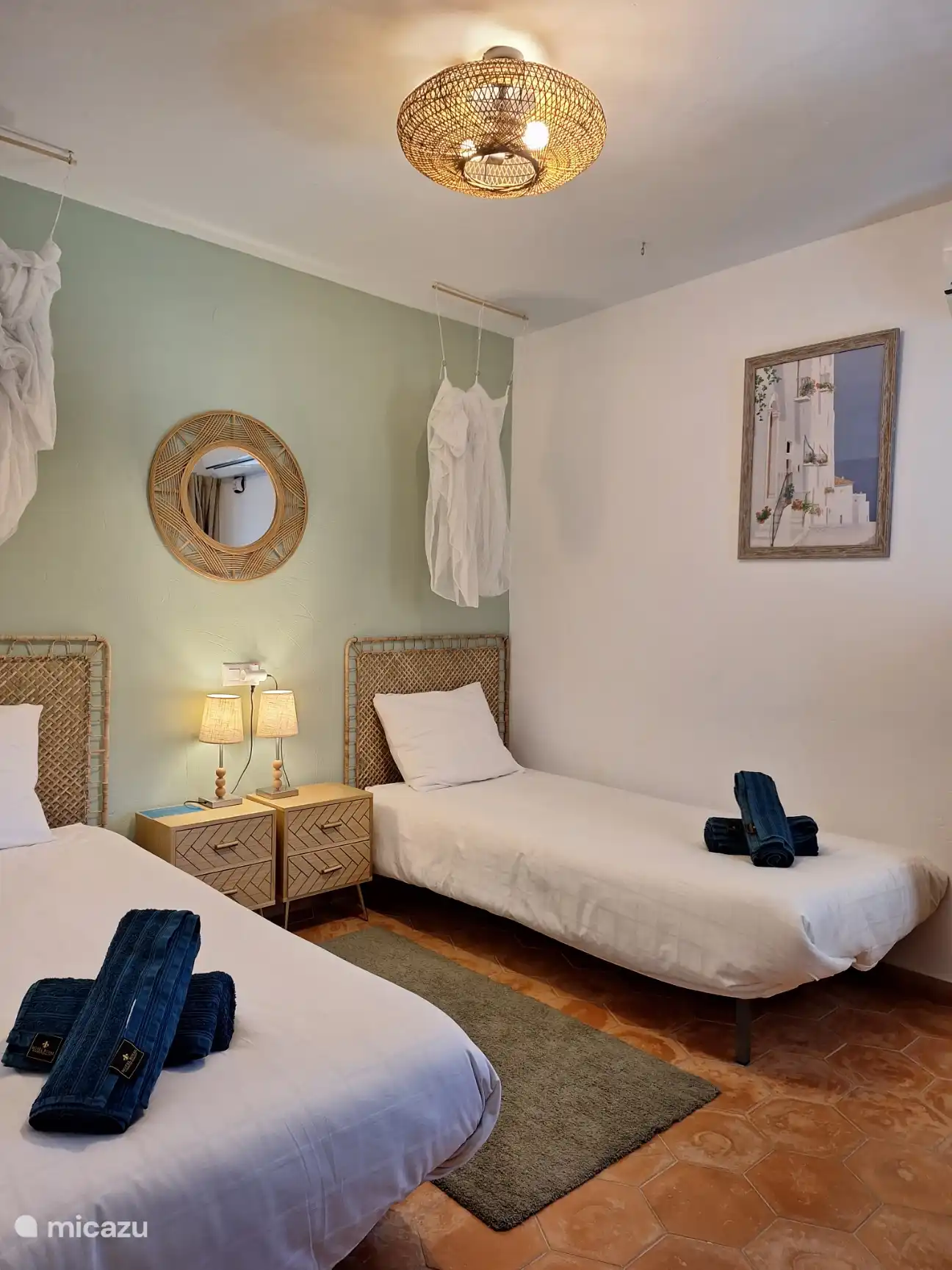 Chambre avec 2 lits simples.