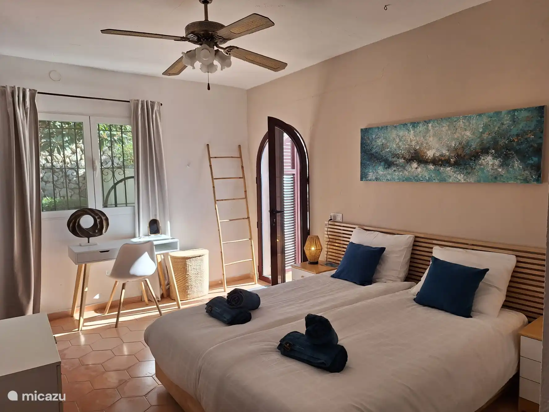 Chambre principale avec salle de bain attenante