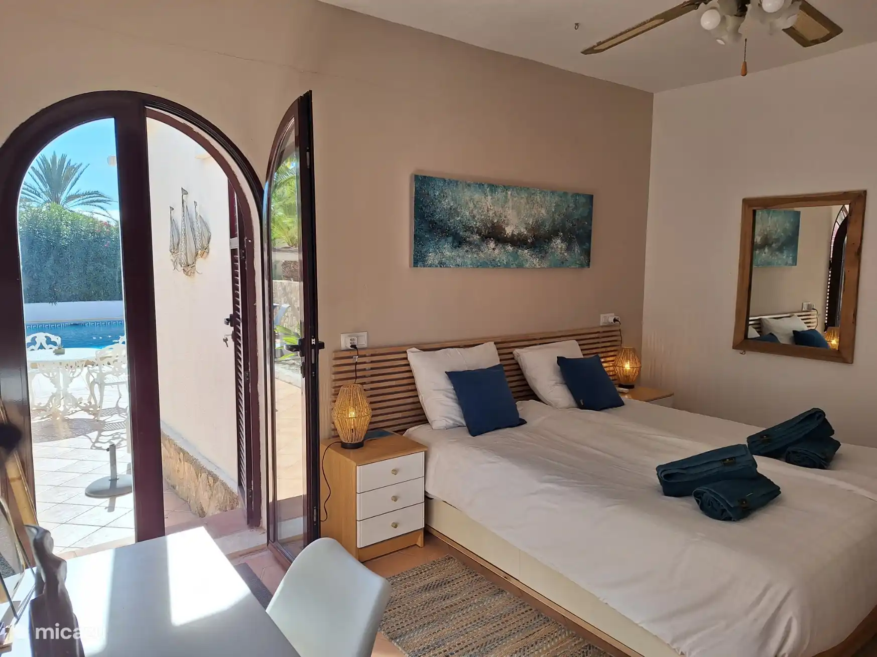 Accès direct aux terrasses et à la piscine depuis votre chambre