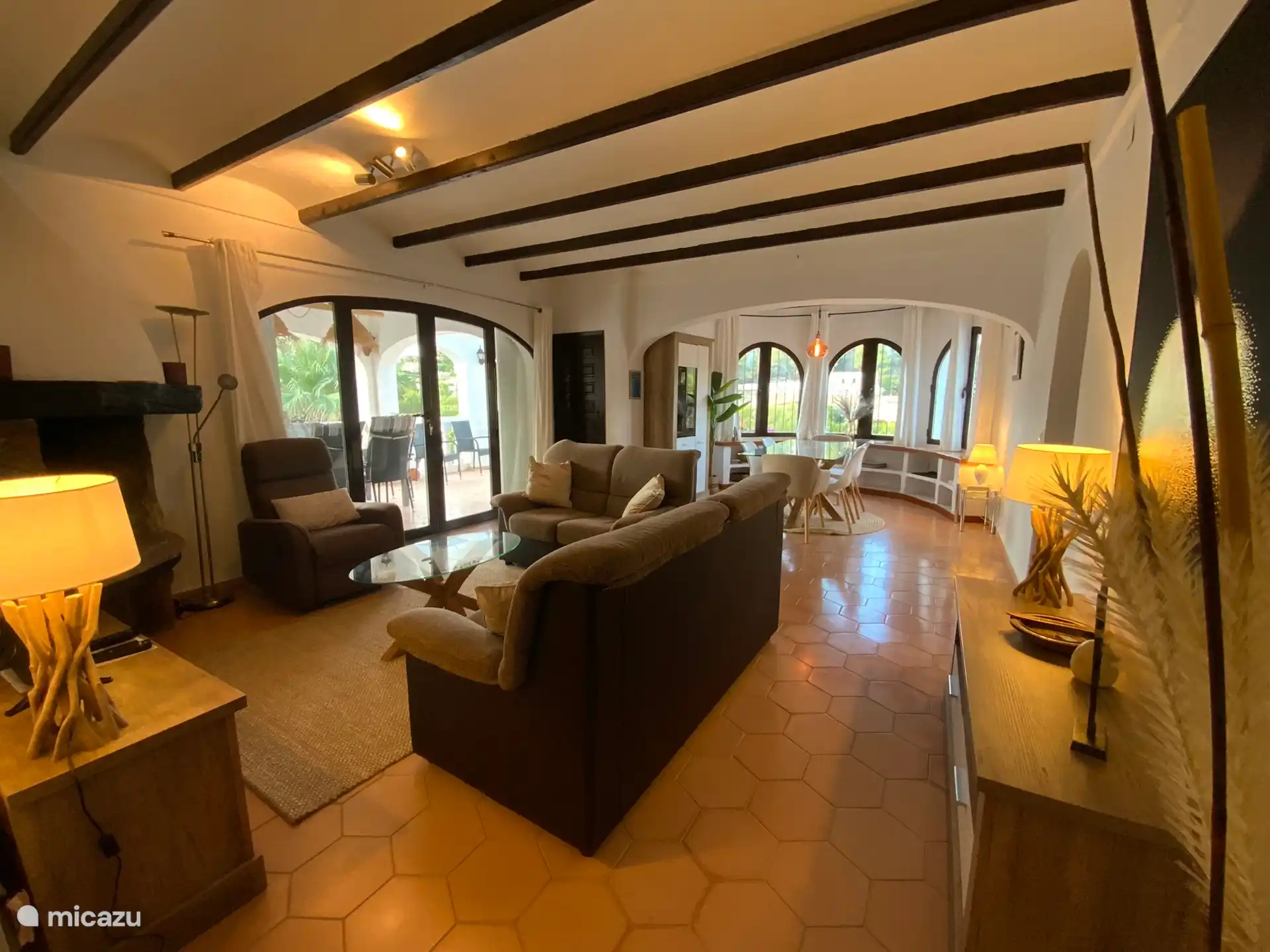 Salon lumineux et salle à manger avec vue sur les environs.