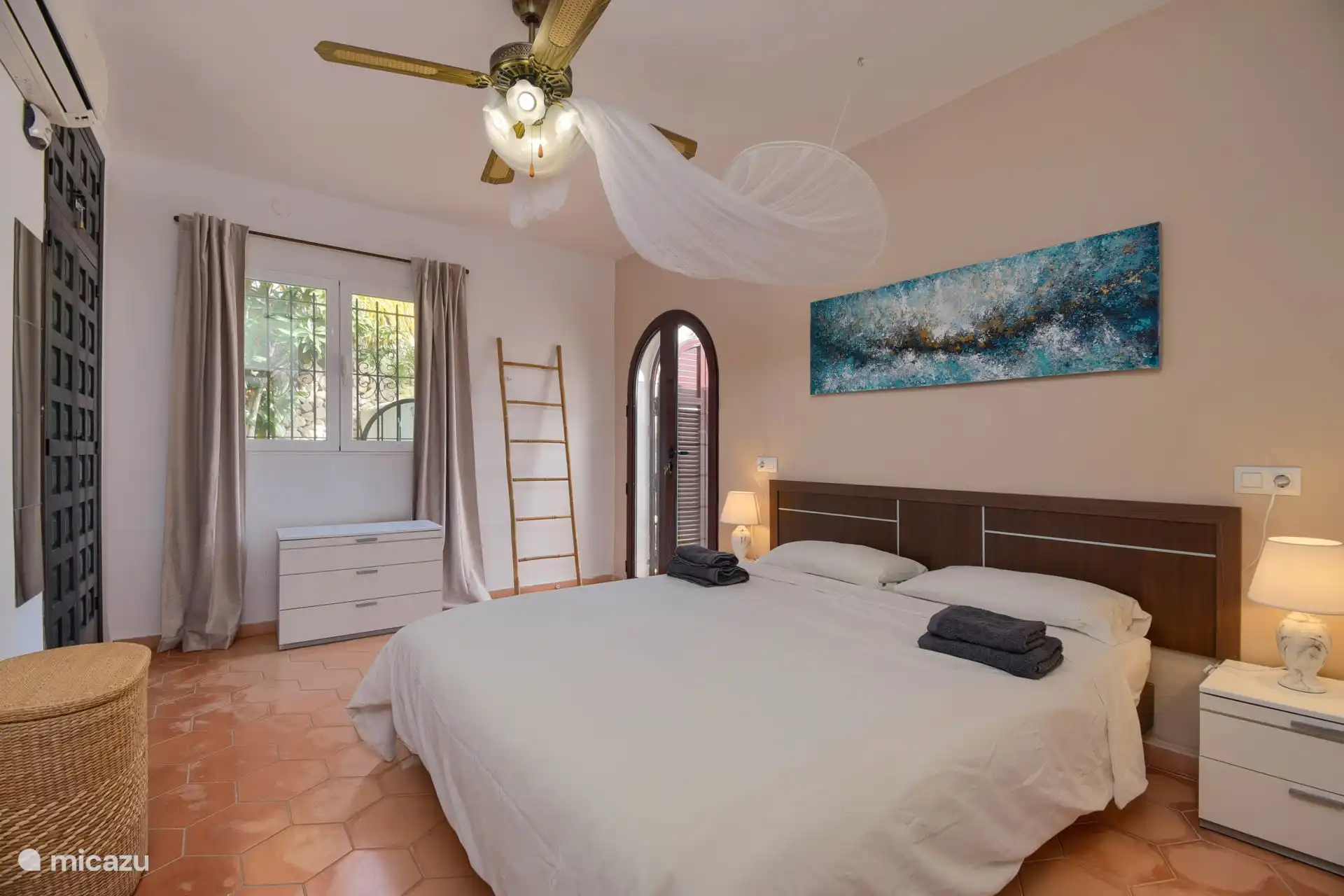 Attraktives Hauptschlafzimmer, Moskitonetze in allen Zimmern vorhanden. 