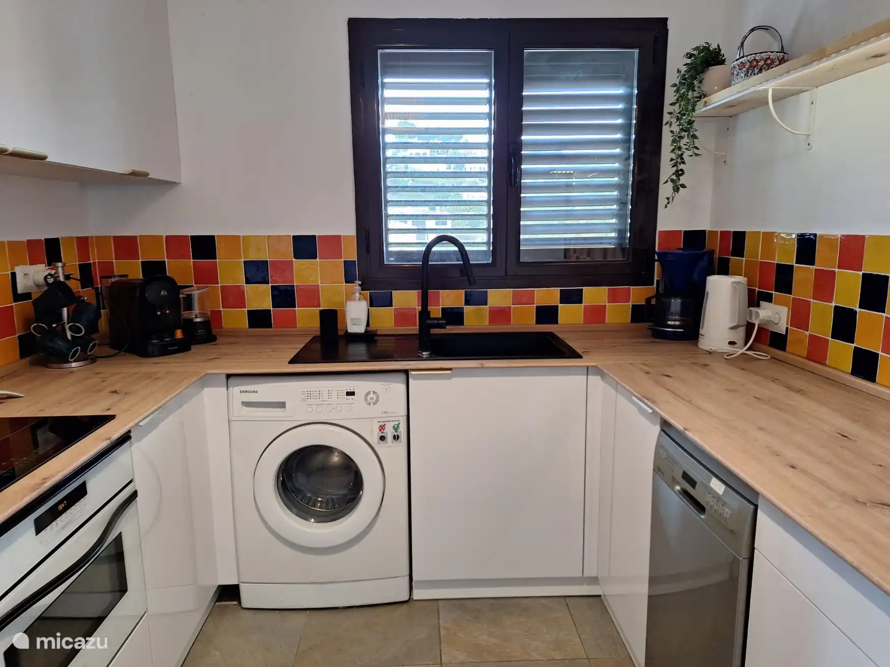 Moderne feine Küche, Kaffee kann mit einer Filtermaschine oder mit L'Or-Tassen und mit einem Milchaufschäumer zubereitet werden, um Ihre Tasse pucino zu machen